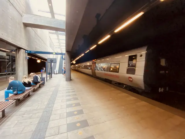 Billede af tog på Tårnby Station.