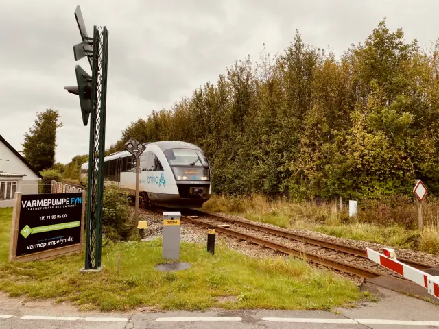 Billede af tog ud for Årslev Station.
