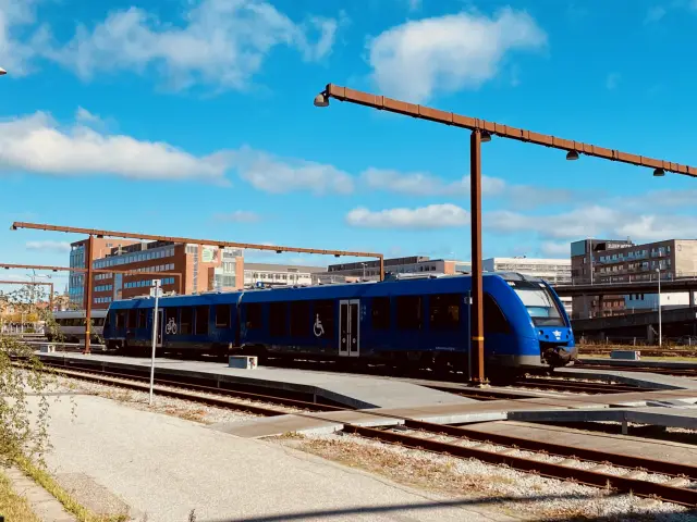 Billede af tog ud for Aalborg Station.