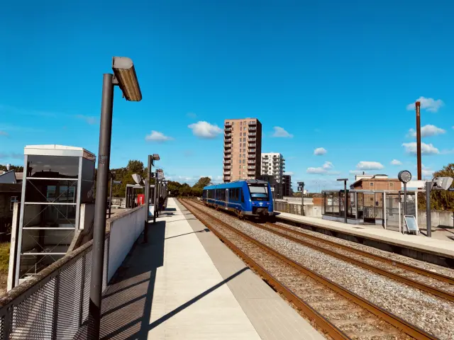 Billede af tog ud for Aalborg Vestby Station.