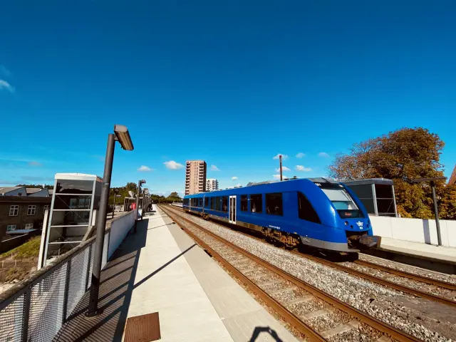 Billede af tog ud for Aalborg Vestby Station.