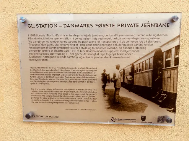 Billede af mindeplade til ære for Maribo Station.
