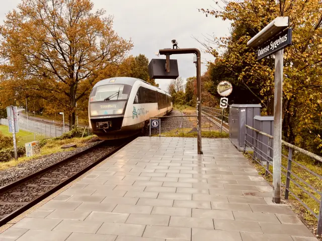 Billede af tog ud for Odense Sygehus Station.