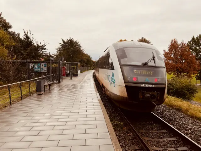 Billede af tog ud for Odense Sygehus Station.