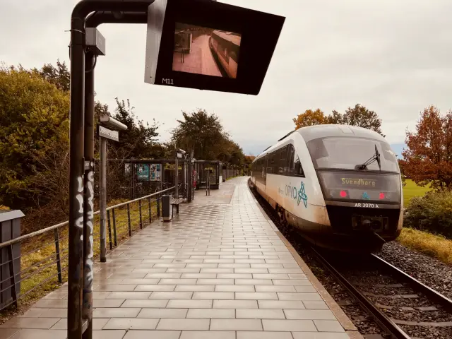 Billede af tog ud for Odense Sygehus Station.