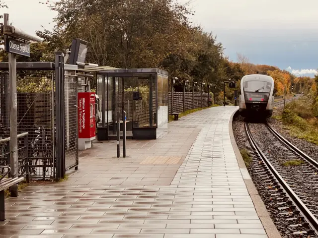 Billede af tog ud for Odense Sygehus Station.