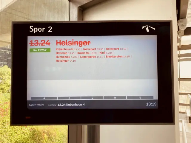 Billede af afgangstavle på Ørestad Station.