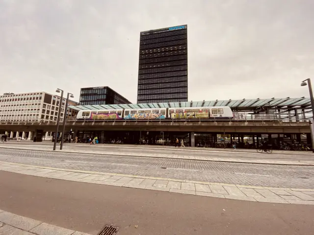Billede af metrotog med grafittig på - ud for Ørestad Metrostation.