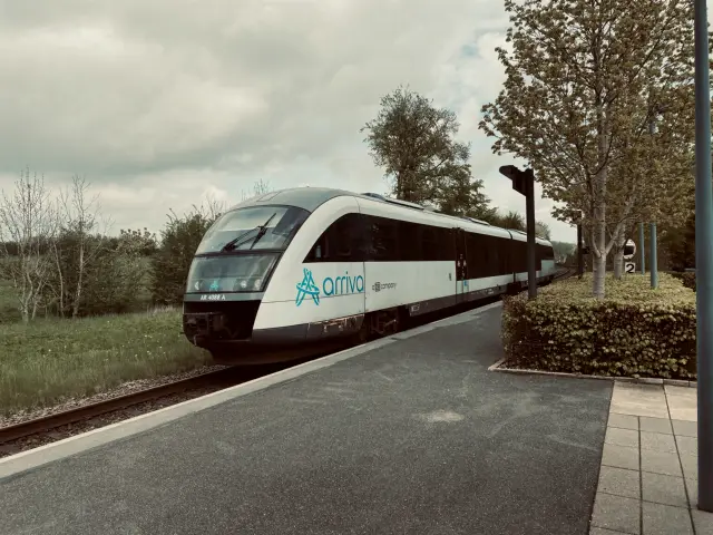 Billede af tog ud for Pederstrup Station.
