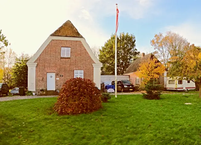 Billede af Krogsbjerg Station set fra vejsiden.
