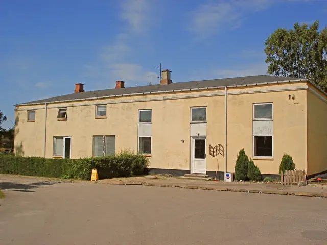 Billede af Torrig Stations remise - remisen blev omdannet til boliger efter den var udfaset som remise.