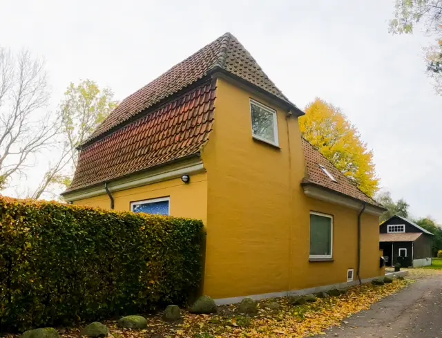Billede af Svinsbjerg Station set fra vejsiden.