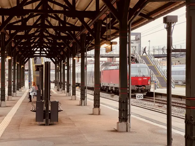 Billede af Vectron EB 3206, der kører ind på Østerport Station.