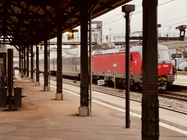 Billede af Vectron EB 3206, der kører ind på Østerport Station.