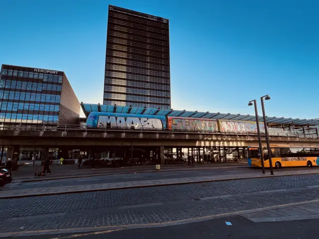 Billede af metrotog med grafittig på - ud for Ørestad Metrostation.