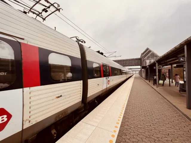 Billede af tog ud for Korsør Station.