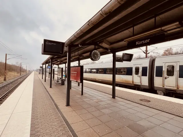 Billede af tog ud for Korsør Station.