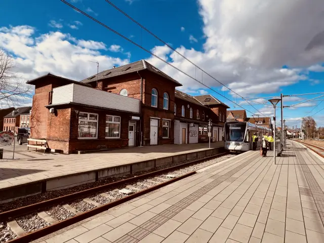 Billede af letbanetog ud for Odder Station.