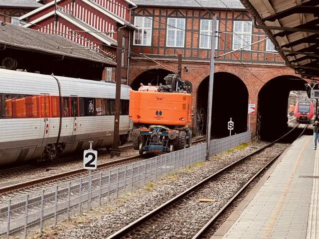Billede af tog ud for Østerport Station.