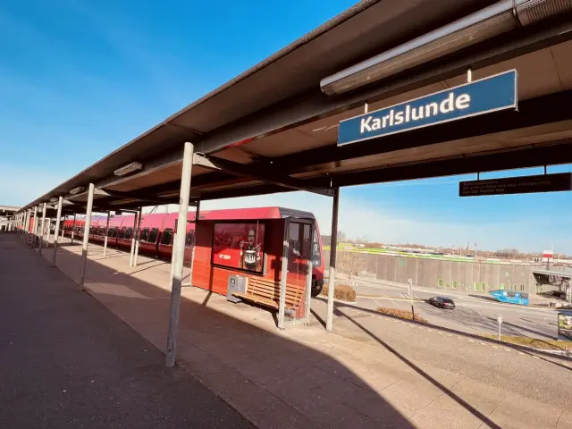 Billede af tog ud for Karlslunde S-togstrinbræt.