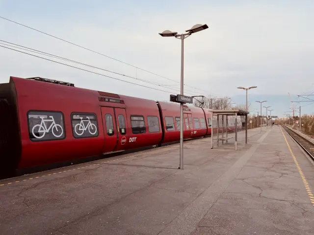 Billede af tog ud for Vallensbæk S-togsstation.