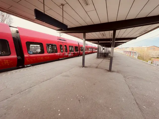 Billede af tog ud for Åmarken S-togstrinbræt.