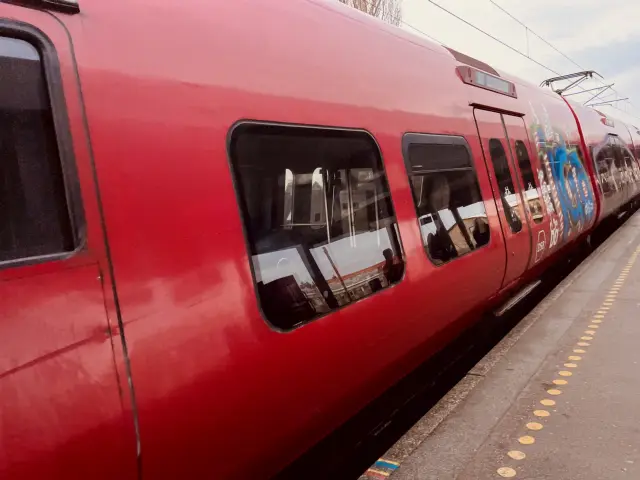 Billede af tog ud for Åmarken S-togstrinbræt.