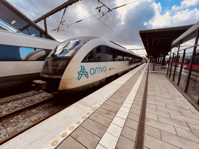 Billede af ARRIVA AR 3068, tidligere DSB MQ 4118-4918 fotograferet ud for Odense Banegård Center.