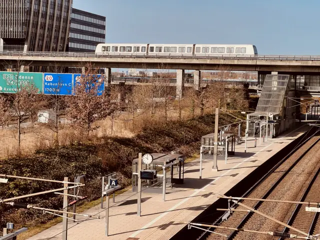 Billede af metrotoget ud for Ørestad Station.