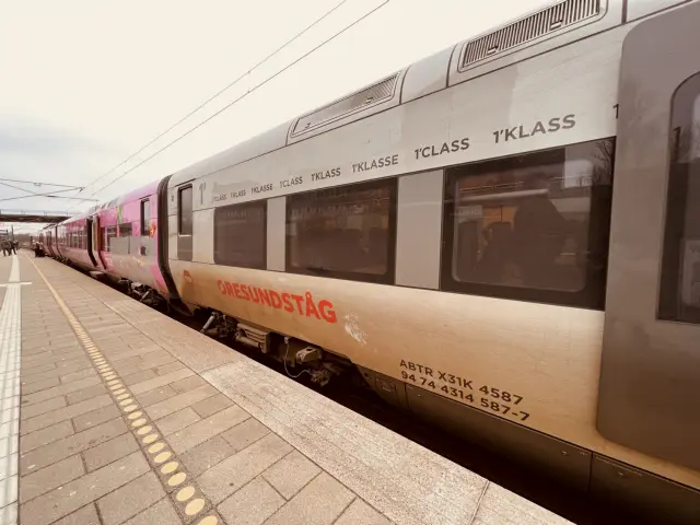 Billede af Øresundstoget ud for Ørestad Station.