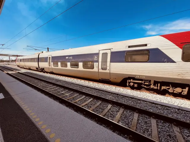 Billede af tog ud for Slagelse Station.