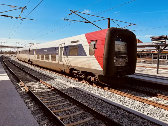 Billede af tog ud for Slagelse Station.