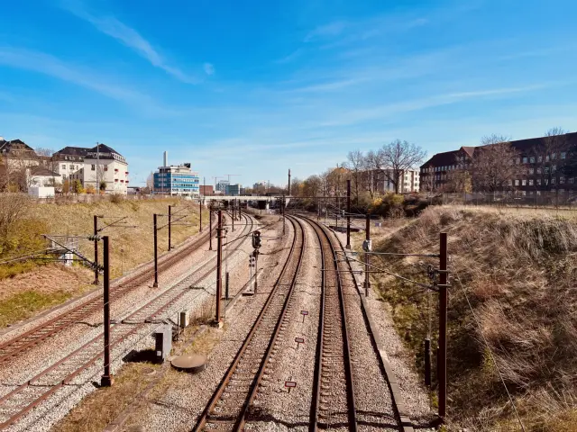 Billede af Svanemøllen S-togsstations ind og udkørsel.