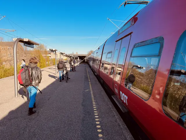 Billede af tog ud for Kildebakke S-togstrinbræt.