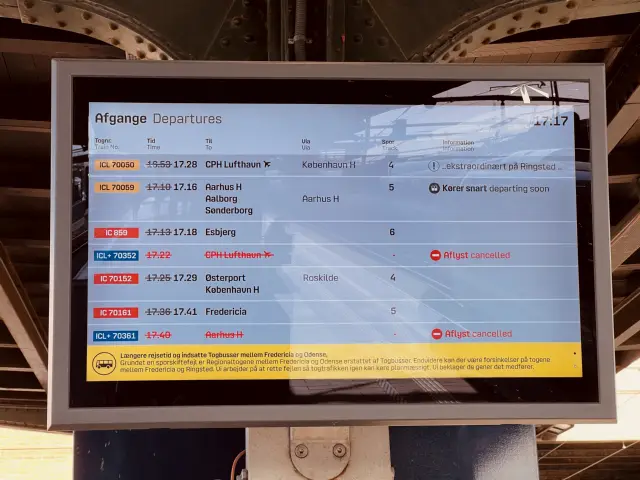 Billede af afgangstavlen på Odense Banegård Center.