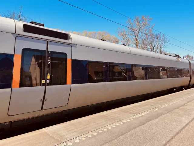 Billede af tog ud for Borup Station.