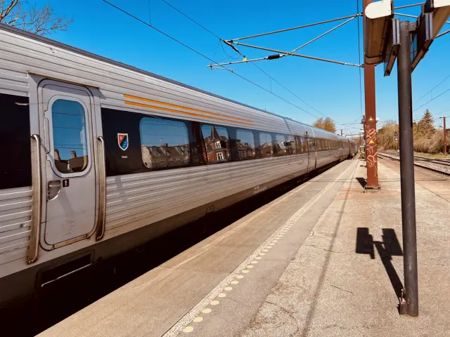 Billede af tog ud for Borup Station.