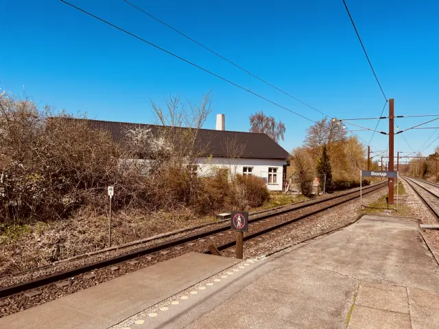 Billede af Borup Stations ind og udkørsel.