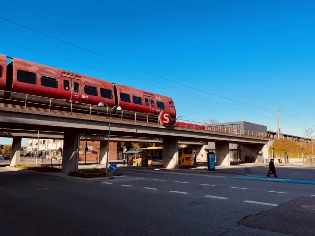 Billede af tog ud for Bagsværd S-togstrinbræt.