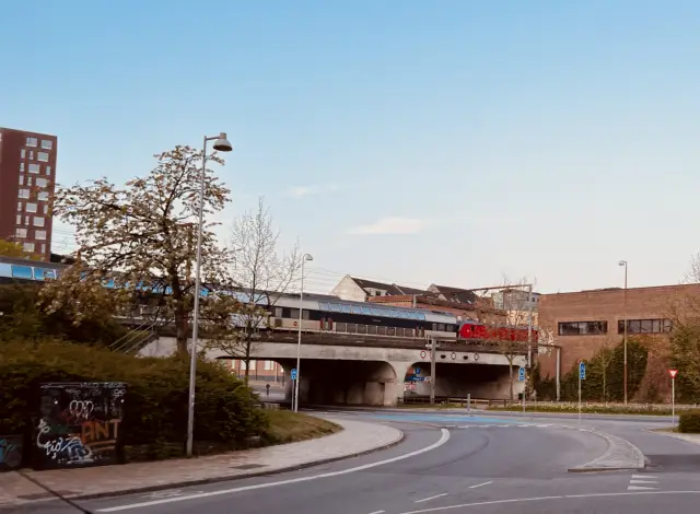 Billede af tog ud for Odense Banegård Center.