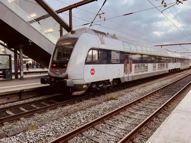 Billede af tog ud for Odense Banegård Center.