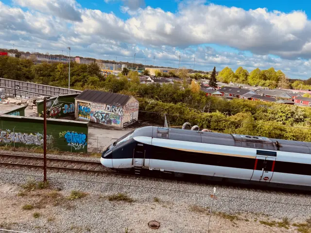 Billede af tog ud for København Syd Station.