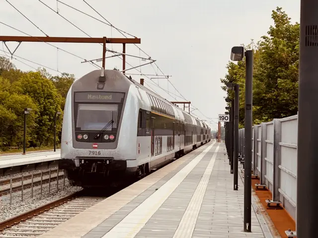 Billede af tog ud for Glumsø Station.