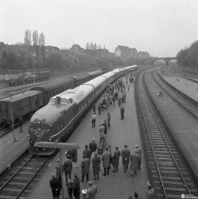 Billede af DSB's første lyntog af TEE-typen på Aarhus Hovedbanegård.