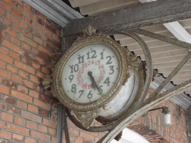 Billede af det berømte ur på Bogense Station.