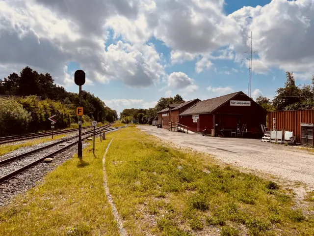 Billede af Stenstrup Station med det gamle varehus i baggrunden.