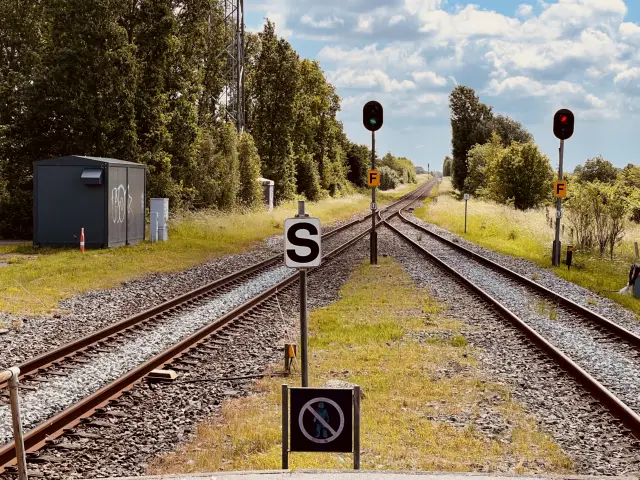 Billede af Højby (Fyn) Stations ind og udkørsel.
