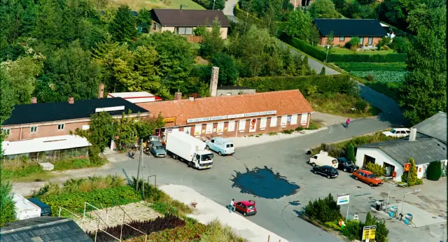 Billede af Torrig Stations gamle MTJ remise (venstre side af bygningen).
