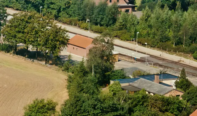 Billede af Grænge Trinbræt lige efter stationsbygningen er nedrevet og der er kommet en ny ventebygning.