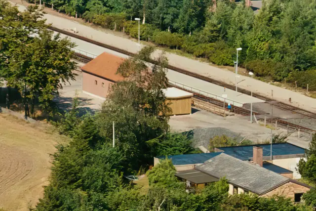 Billede af Grænge Trinbræt lige efter stationsbygningen er nedrevet og der er kommet en ny ventebygning.